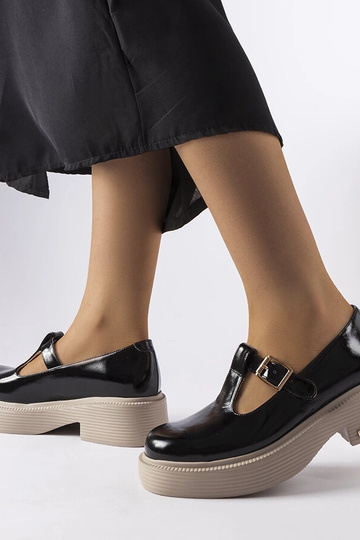 Botines negros de charol...