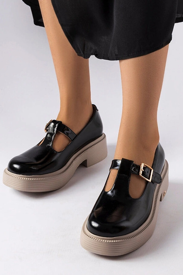 Botines negros de charol... 2