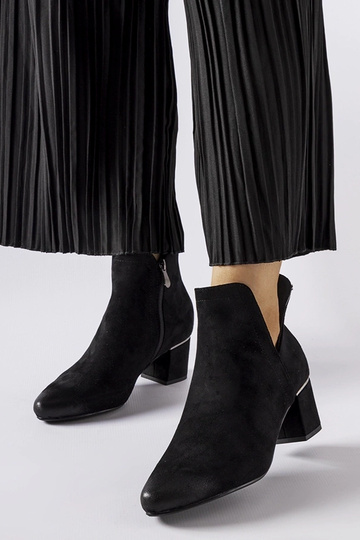 Botines negros de tacón...