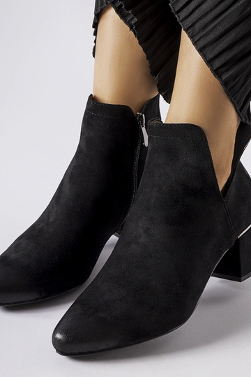 Botines negros de tacón... 2