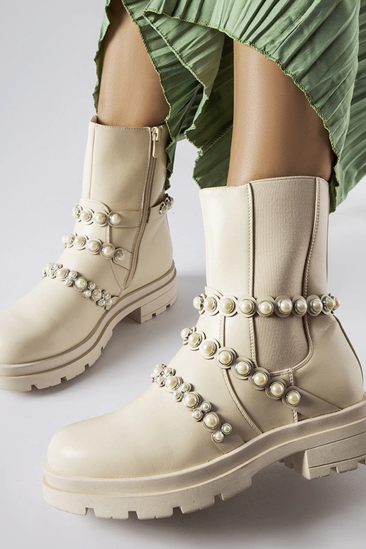Botines beige decorados con perlas...