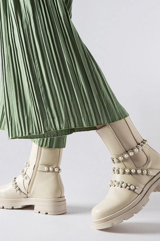 Botines beige decorados con perlas...