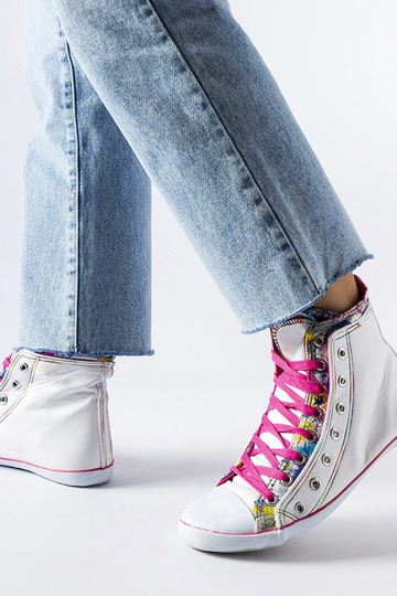 Botines blancos con flores de Marphisa 2