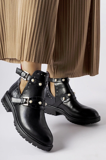 Botines negros con abertura...