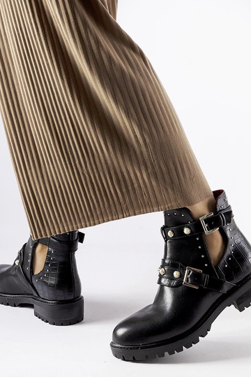 Botines negros con abertura... 2