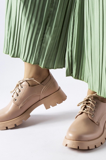 Zapatos Charleston beige con acabado mate