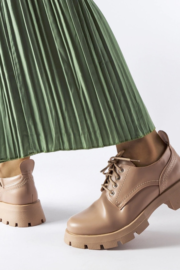 Zapatos Charleston beige con acabado mate 2