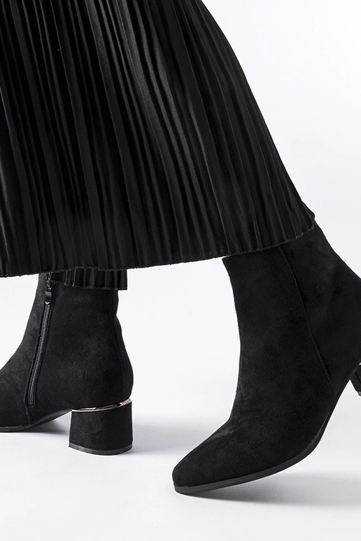 Botines negros de tacón bajo "Tayyib"