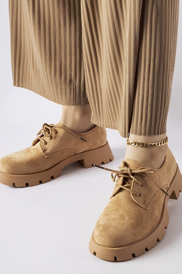 Botines marrones sobre...