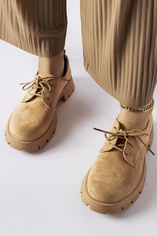 Botines marrones sobre suela gruesa...