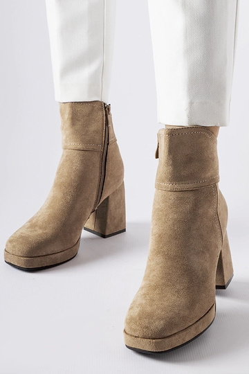 Botines grises de tacón...