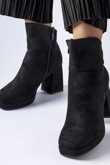 Botines negros con tacón...