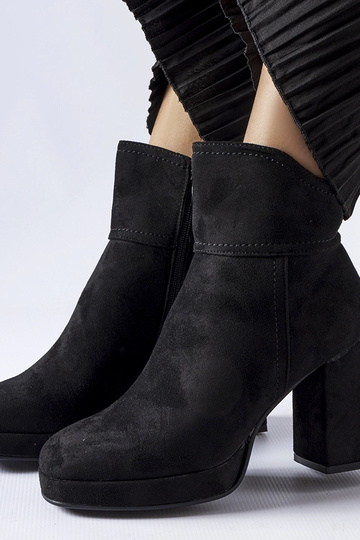 Botines negros con tacón... 2