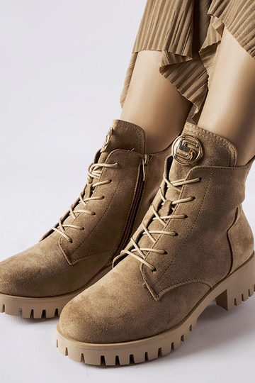 Botas aisladas de ante sintético color arena Noha 2