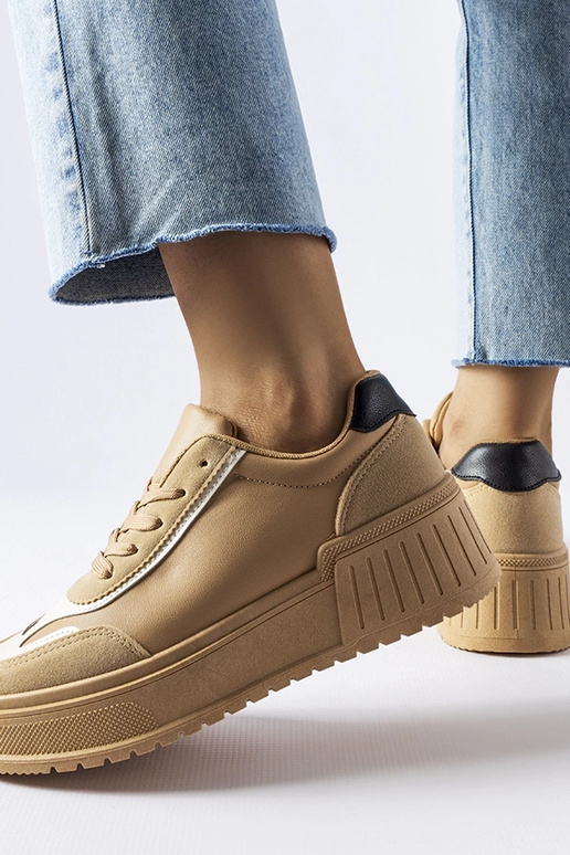 Zapatillas beige sobre plataforma...