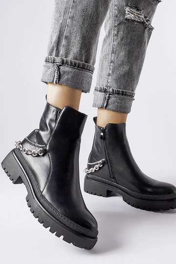 Botines negros con cadena...