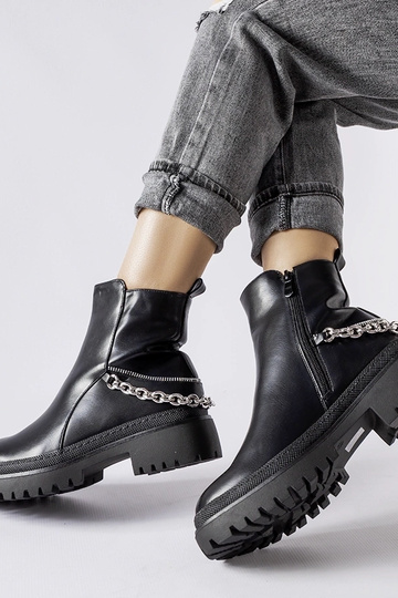 Botines negros con cadena... 2