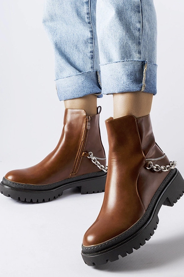 Botines marrones con cadena...