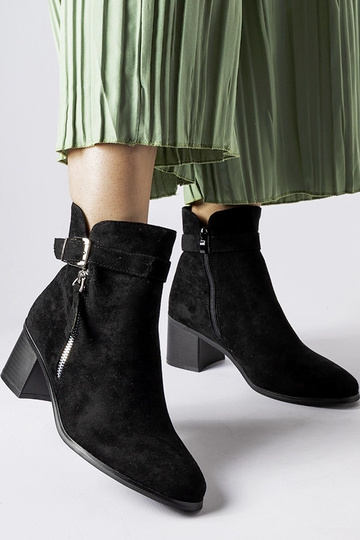 Botines negros de tacón...