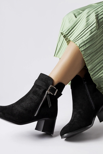 Botines negros de tacón... 2