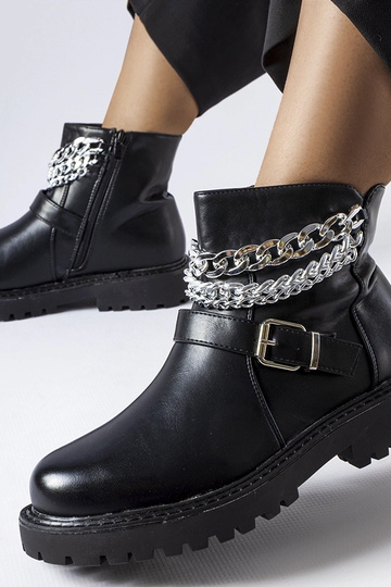 Botines negros con cadenas...
