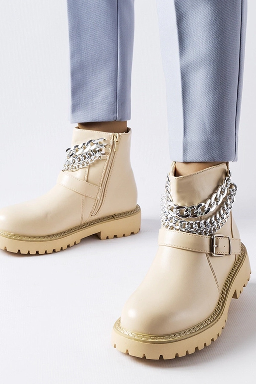 Botines beige con cadenas decorativas...
