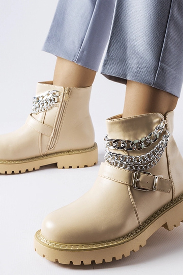 Botines beige con cadenas... 2