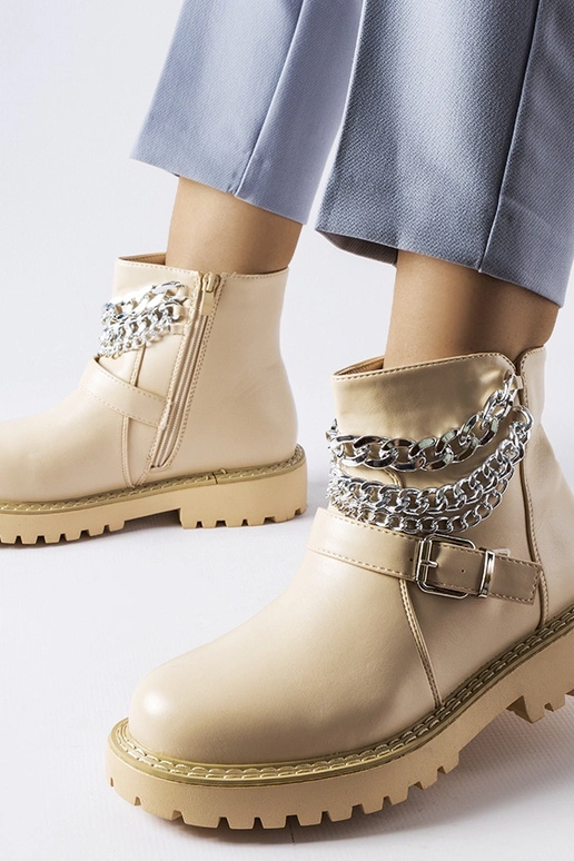 Botines beige con cadenas decorativas...