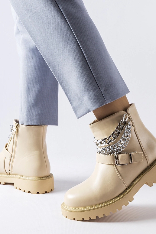 Botines beige con cadenas decorativas...