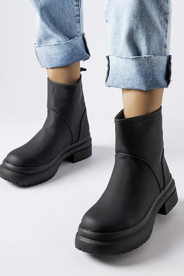 Botas negras de goma...