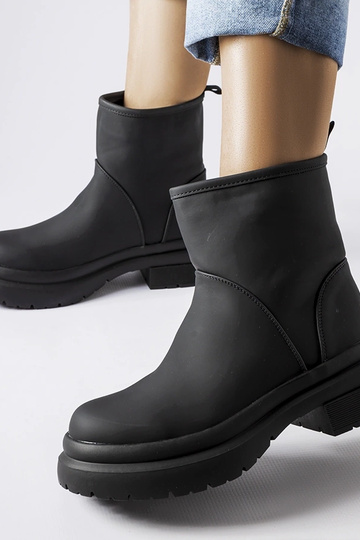 Botas negras de goma... 2