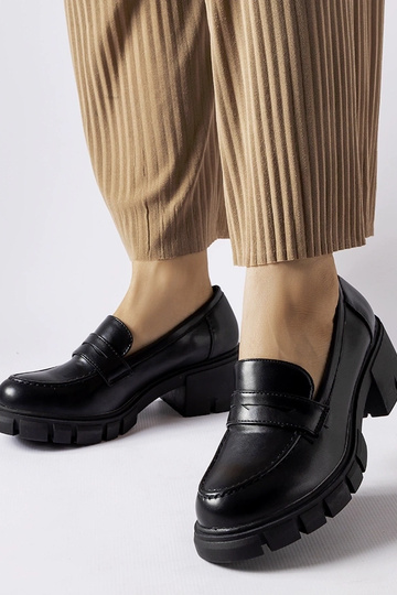 Mocasines clásicos negros en el bloque Dina
