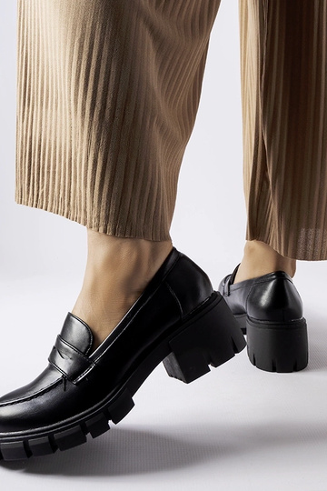 Mocasines clásicos negros en el bloque Dina 2