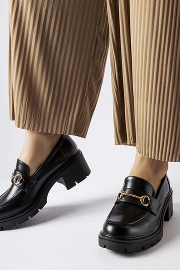 Zapatos negros de tacón...