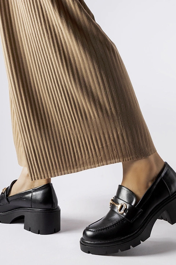 Zapatos negros de tacón... 2