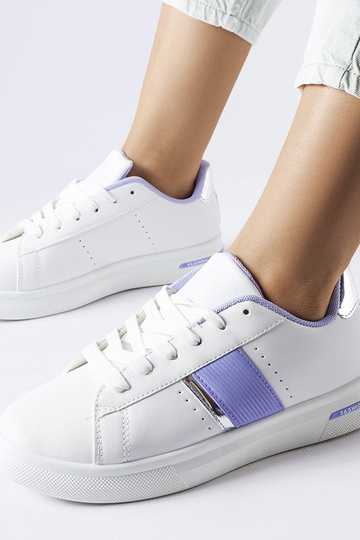 Zapatillas deportivas blancas con detalles morados de Marei 2