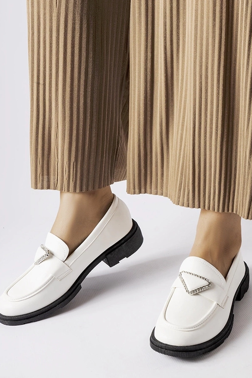 Mocasines blancos decorados con...
