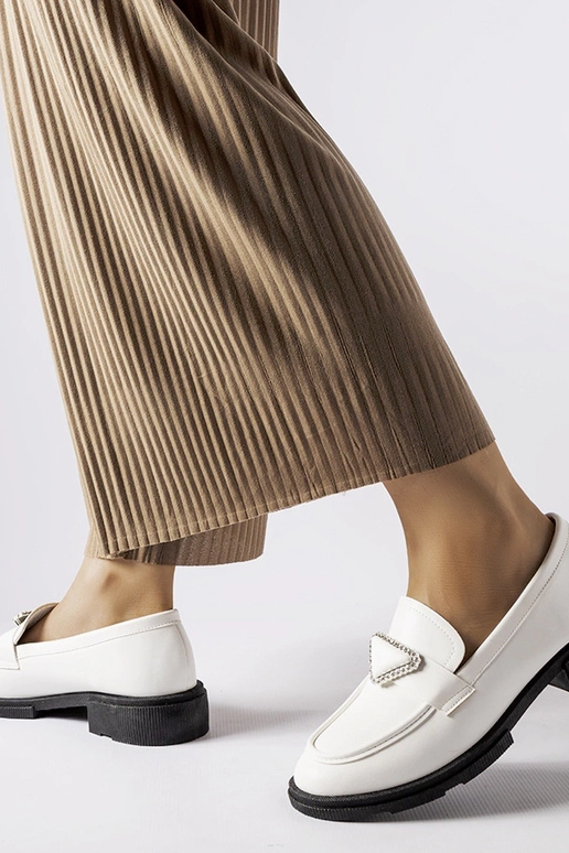Mocasines blancos decorados con...