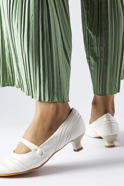 Zapatos de tacón bajo blancos... Zapatos de tacón bajo blancos...