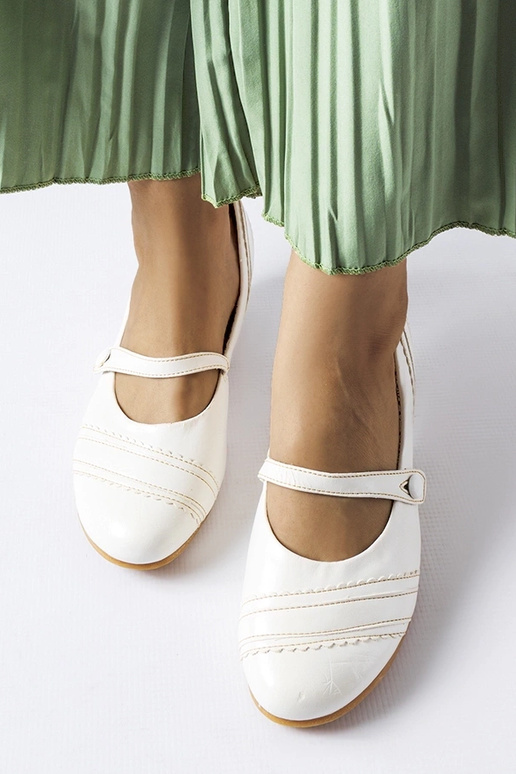 Zapatos de tacón bajo blancos... Zapatos de tacón bajo blancos...