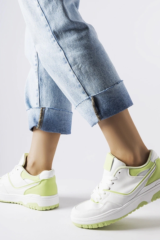 Zapatillas blancas y verdes con pasador