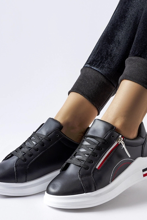 Zapatillas negras con suela blanca...