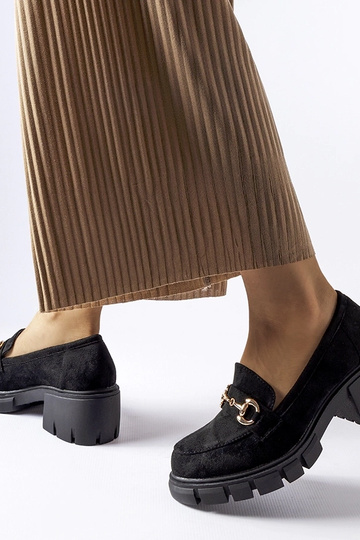 Zapatos negros de tacón... 2