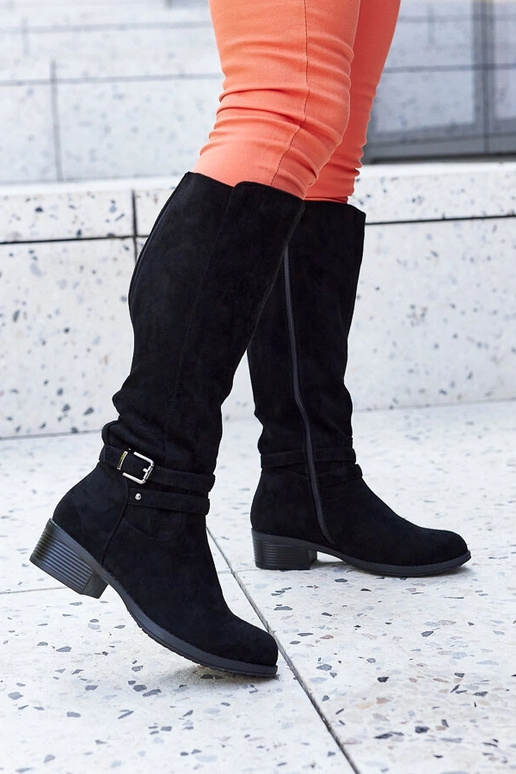 Botas aisladas negras de ante...