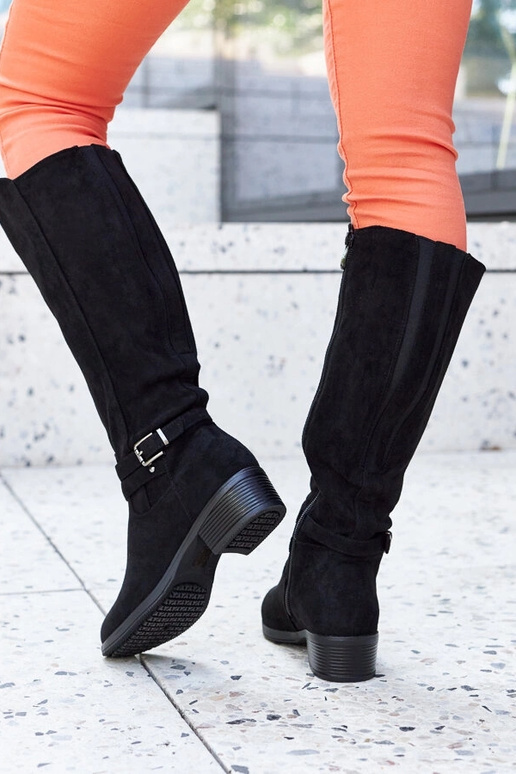 Botas aisladas negras de ante...