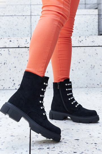 Botas de tobillo negras con circonitas, aisladas de ante sintético Sfaranda