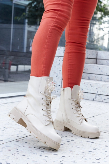Botines beige con cuentas decorativas Accadia