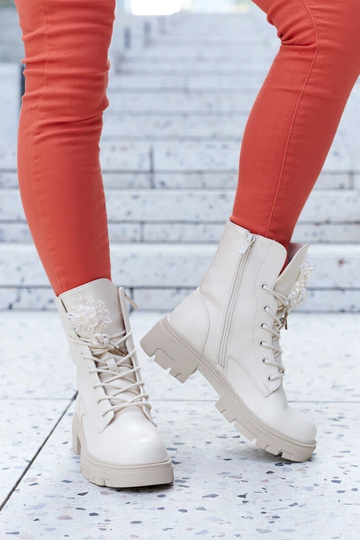 Botines beige con cuentas decorativas Accadia 2