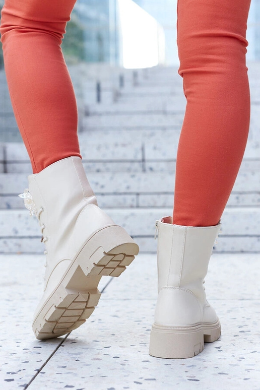 Botines beige con cuentas decorativas...