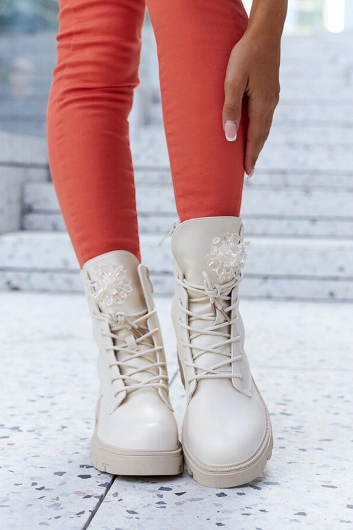 Botines beige con cuentas decorativas...